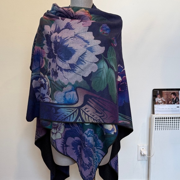 Jackets & Blazers - 🌸 Floral Print Cape – One Size